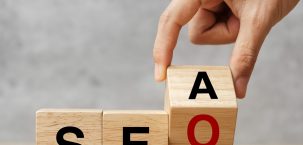 Ein Großteil der Kunden findet Unternehmen und Produkte online über Suchmaschinen wie Google oder Bing. Das Suchmaschinenmarketing, auf Englisch Search Engine Marketing und abgekürzt SEM, macht sich diesen Fakt zunutze. Richtig eingesetzt, erhöht es die Sichtbarkeit von Unternehmen innerhalb der Suchergebnisse. Das funktioniert auf zwei Wegen: SEA und SEO.